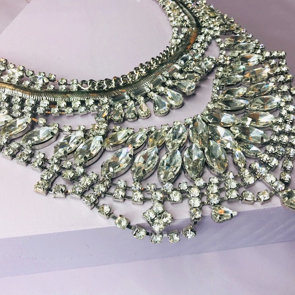 🆑 Luxe Jeweled Bib Necklace - Picture 3 of 7